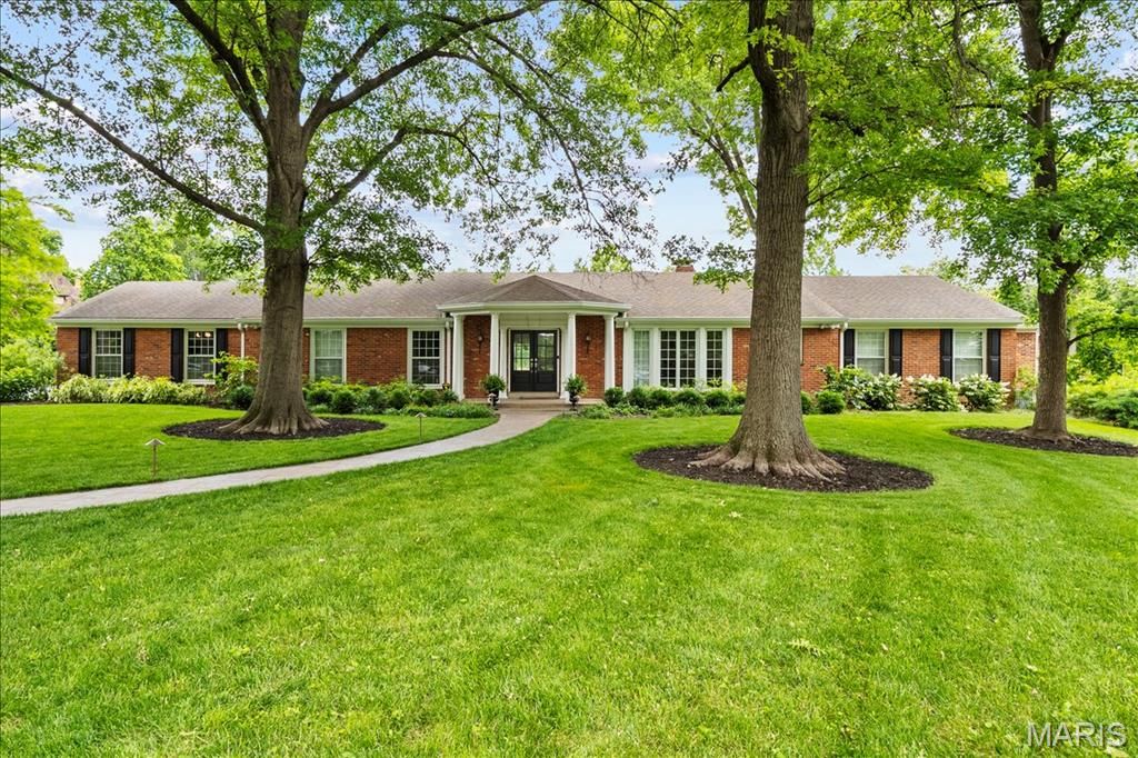 Photo of 401 Steeplechase Lane, Frontenac, MO 63131 (MLS # 26010774)