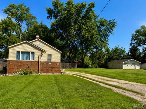 Photo of 411 E CHESTNUT ST, Gillespie, IL 62033 (MLS # 26046141)