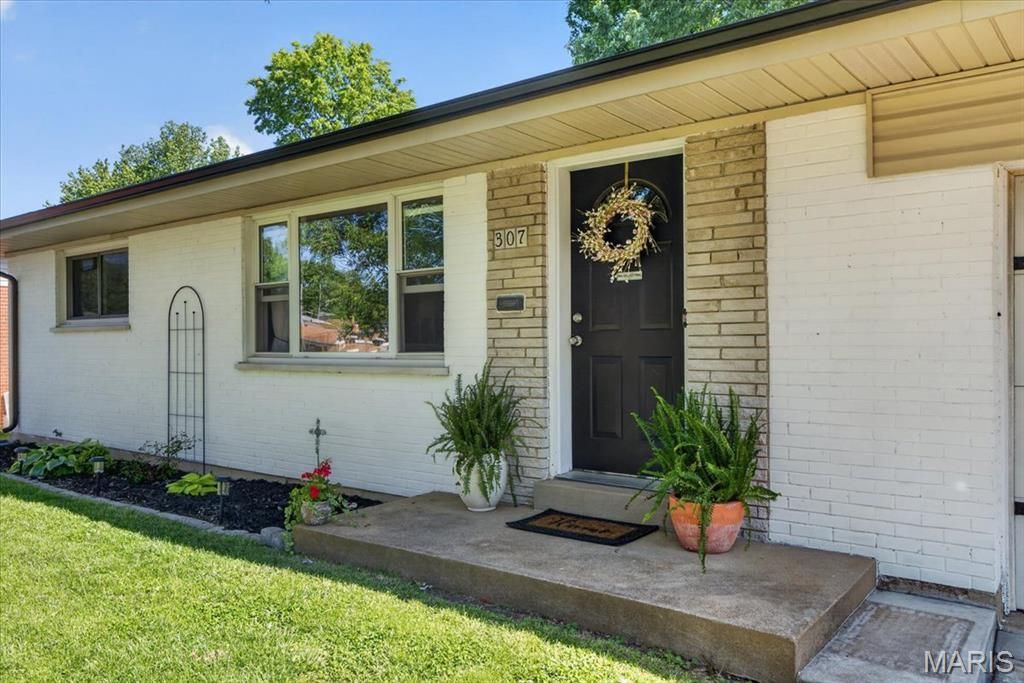 Photo of 307 Pentonville Drive, St Louis, MO 63125 (MLS # 26027444)