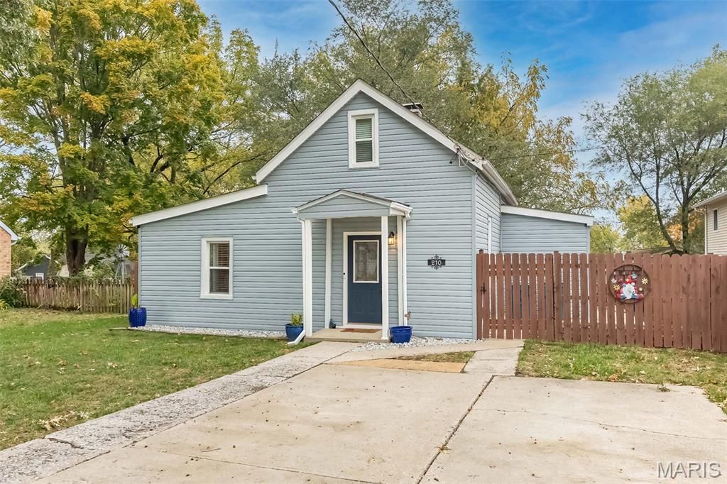 Photo of 210 Reservoir Avenue, St Charles, MO 63301 (MLS # 25072981)