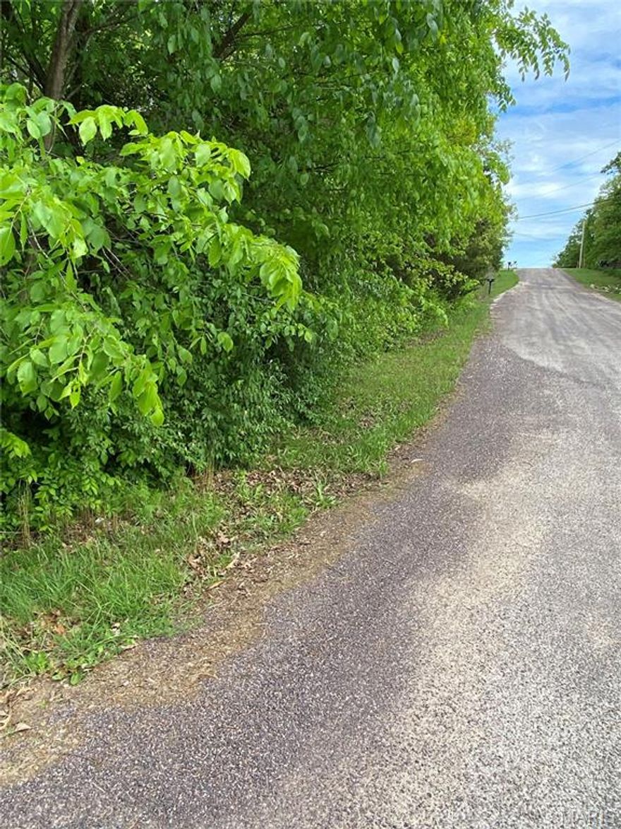 2-acre corner lot in Oakdale subdivision with paved roads. Great location with a country feel but close to Cuba. Wooded for a natural feel and privacy.