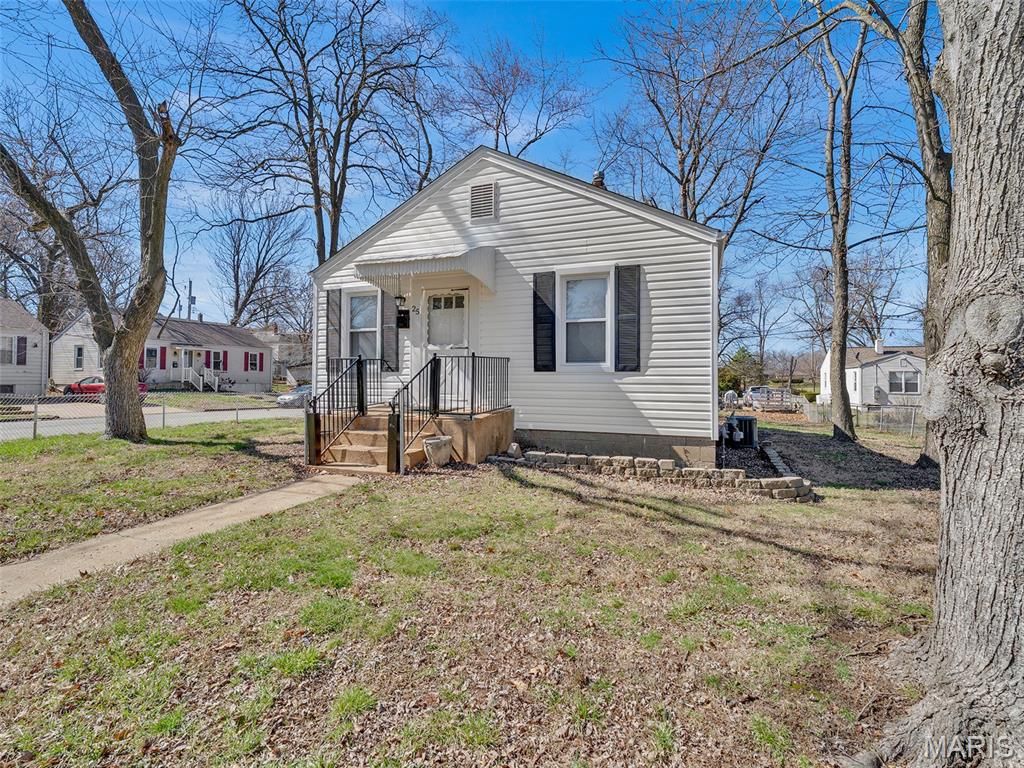 Photo of 25 Jonell Court, St Louis, MO 63114 (MLS # 26012948)