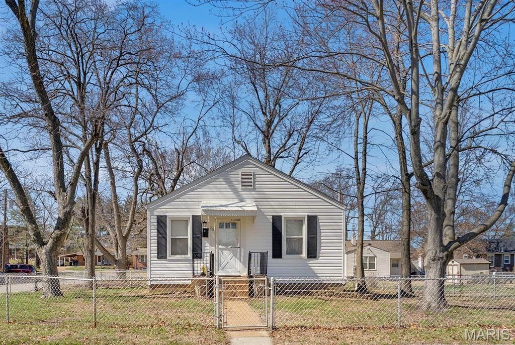 Photo of 25 Jonell Court, St Louis, MO 63114 (MLS # 26012948)