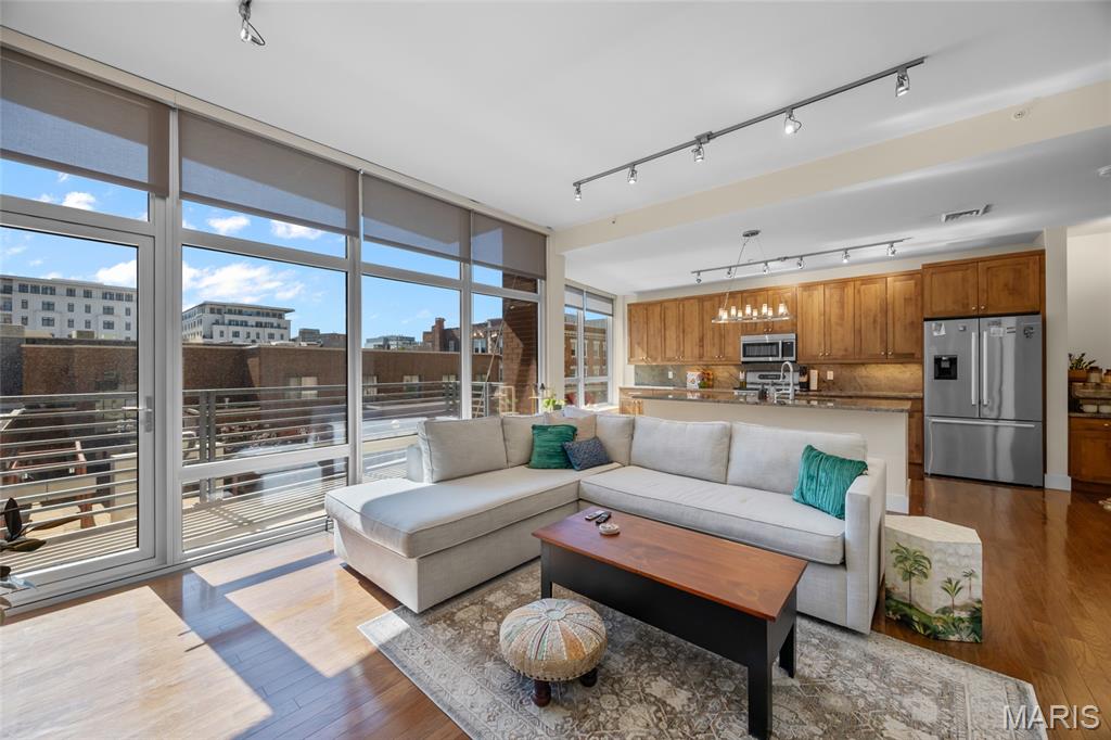 St Louis, Missouri 63108, United States, 1 Bedroom Bedrooms, ,2 BathroomsBathrooms,Residential,Active,189490