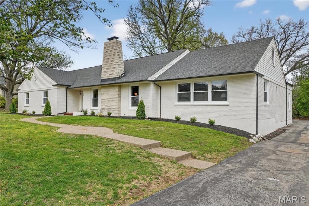 Photo of 33 Stoneleigh Towers St, Olivette, MO 63132 (MLS # 26020207)