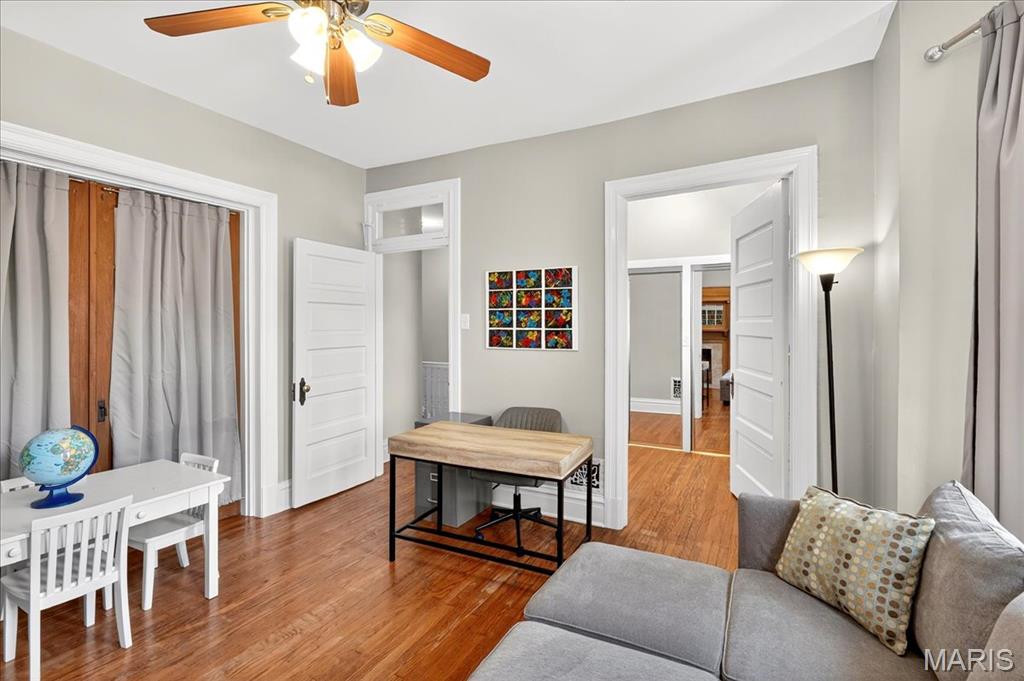 St Louis, Missouri 63108, United States, 4 Bedrooms Bedrooms, ,3 BathroomsBathrooms,Residential,Pending,201747