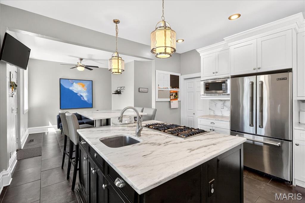 St Louis, Missouri 63108, United States, 4 Bedrooms Bedrooms, ,3 BathroomsBathrooms,Residential,Pending,201747