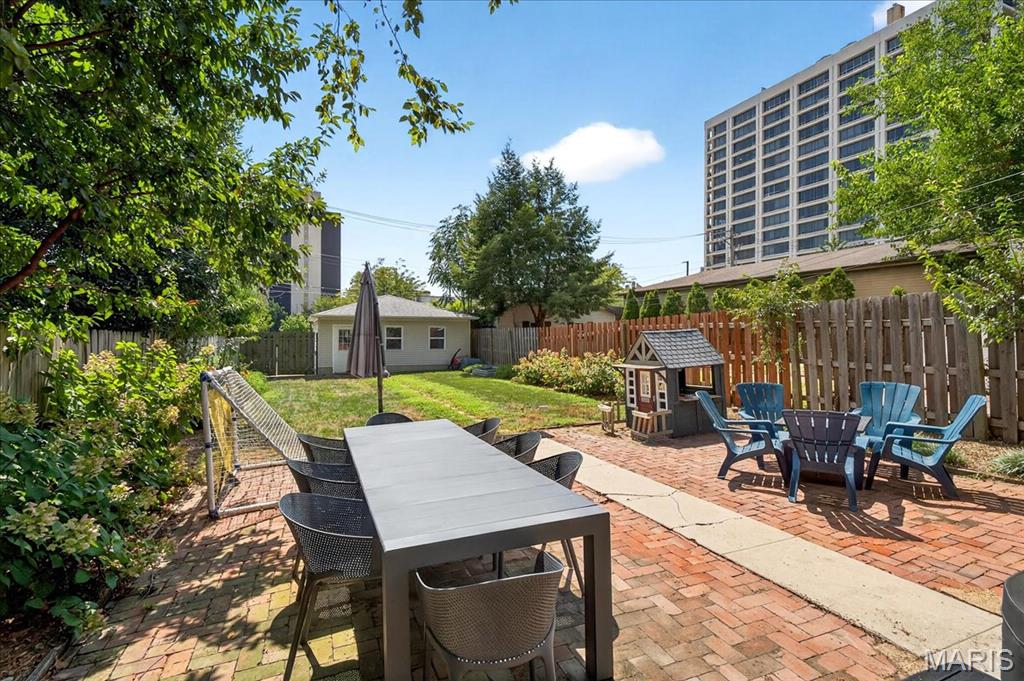 St Louis, Missouri 63108, United States, 4 Bedrooms Bedrooms, ,3 BathroomsBathrooms,Residential,Pending,201747