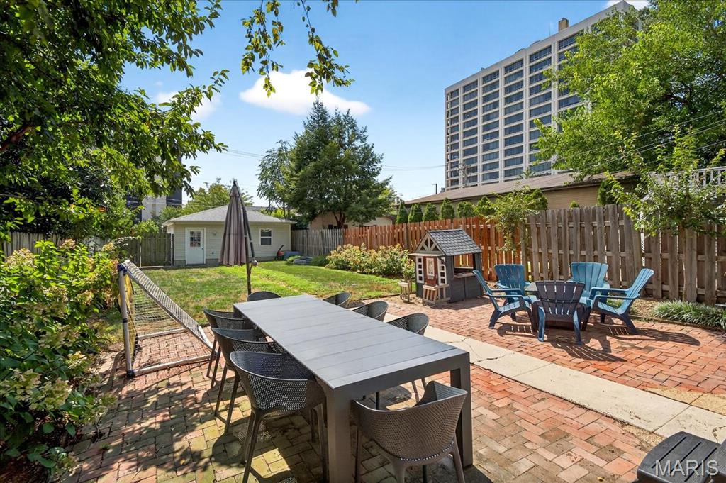 St Louis, Missouri 63108, United States, 4 Bedrooms Bedrooms, ,3 BathroomsBathrooms,Residential,Pending,201747