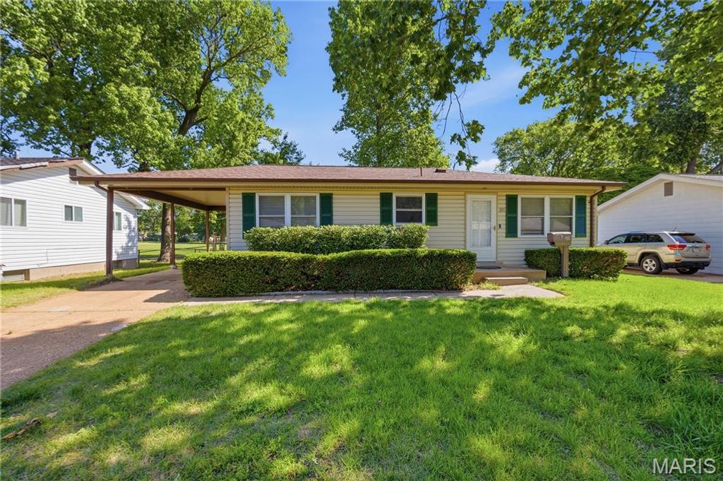 Photo of 809 Lightwood Drive, Hazelwood, MO 63042 (MLS # 26029541)