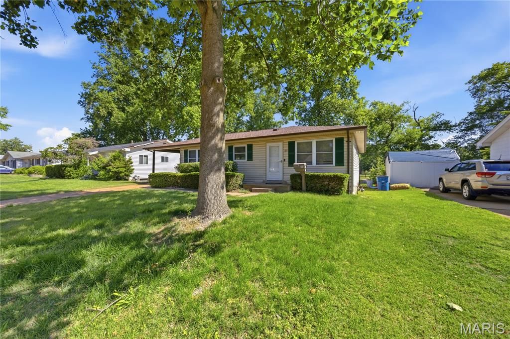 Photo of 809 Lightwood Drive, Hazelwood, MO 63042 (MLS # 26029541)