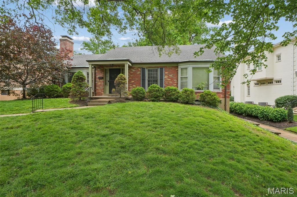Photo of 214 Topton Way, Clayton, MO 63105 (MLS # 26028664)