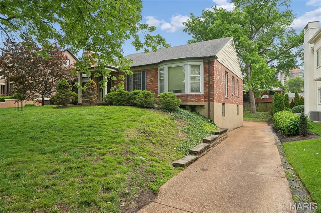 Photo of 214 Topton Way, Clayton, MO 63105 (MLS # 26028664)