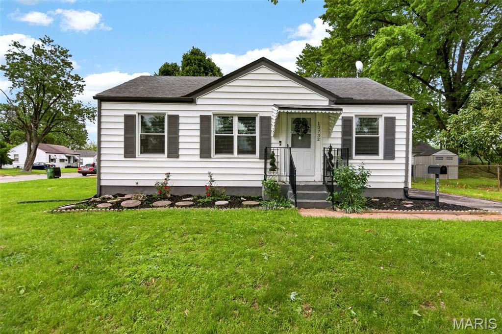 Photo of 10732 Saint Francis Lane, St Ann, MO 63074 (MLS # 26025507)
