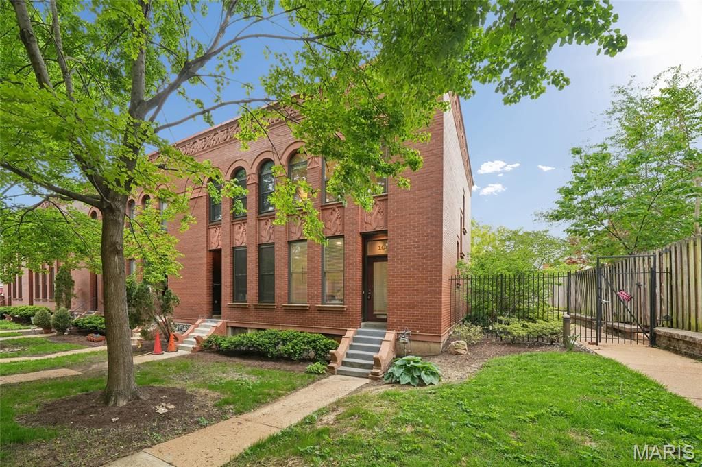 Photo of 10 Manhattan Mews, St Louis, MO 63108 (MLS # 26022211)