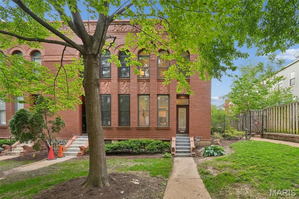 Photo of 10 Manhattan Mews, St Louis, MO 63108 (MLS # 26022211)