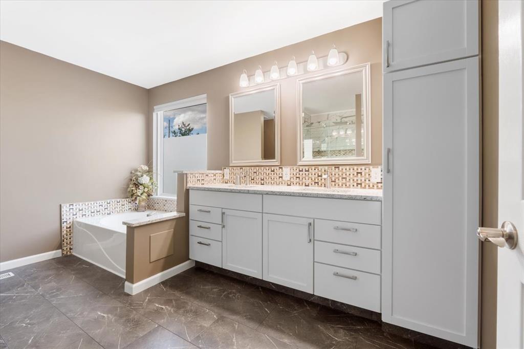 O'Fallon, Missouri 63366, United States, 4 Bedrooms Bedrooms, ,4 BathroomsBathrooms,Residential,Pending,133562