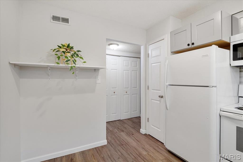 St Louis, Missouri 63122, United States, 2 Bedrooms Bedrooms, ,2 BathroomsBathrooms,Residential,Active,107127