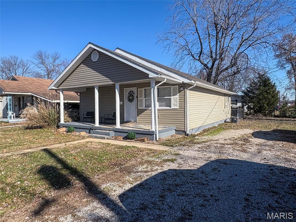 Photo of 2324 Mangold Street, Poplar Bluff, MO 63901 (MLS # 25079947)