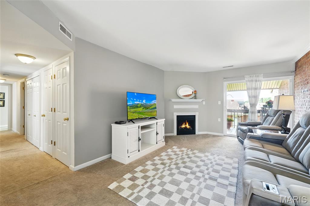1952 Greenpoint Drive 303