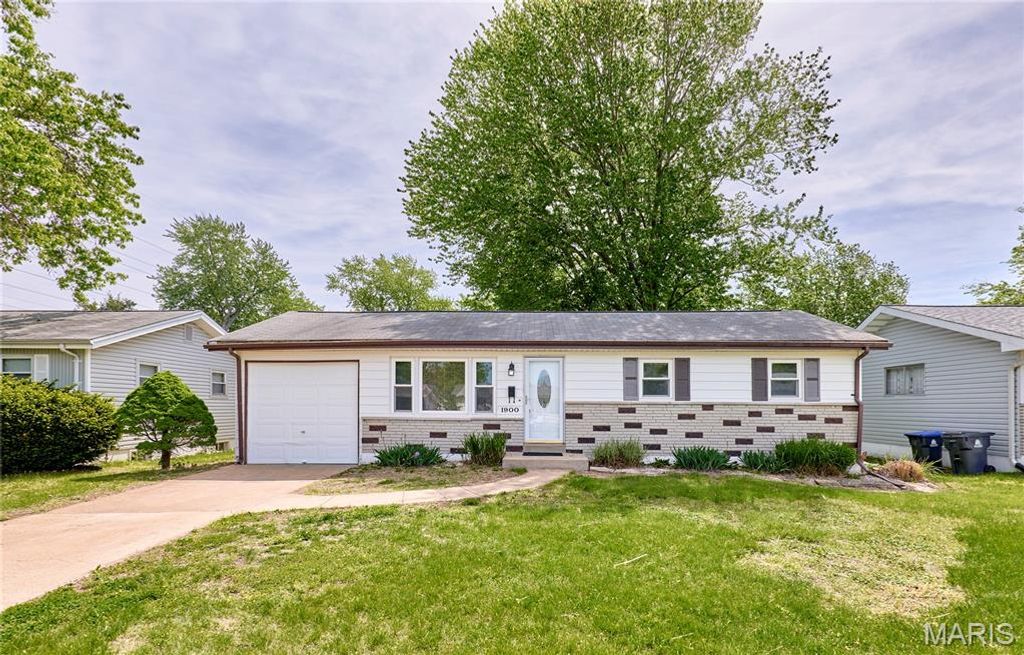 Photo of 1900 Violet Drive, Florissant, MO 63031 (MLS # 26022739)