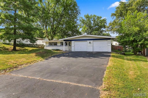Photo of 10 Montauk Drive, Unincorporated, MO 63146 (MLS # 26059581)