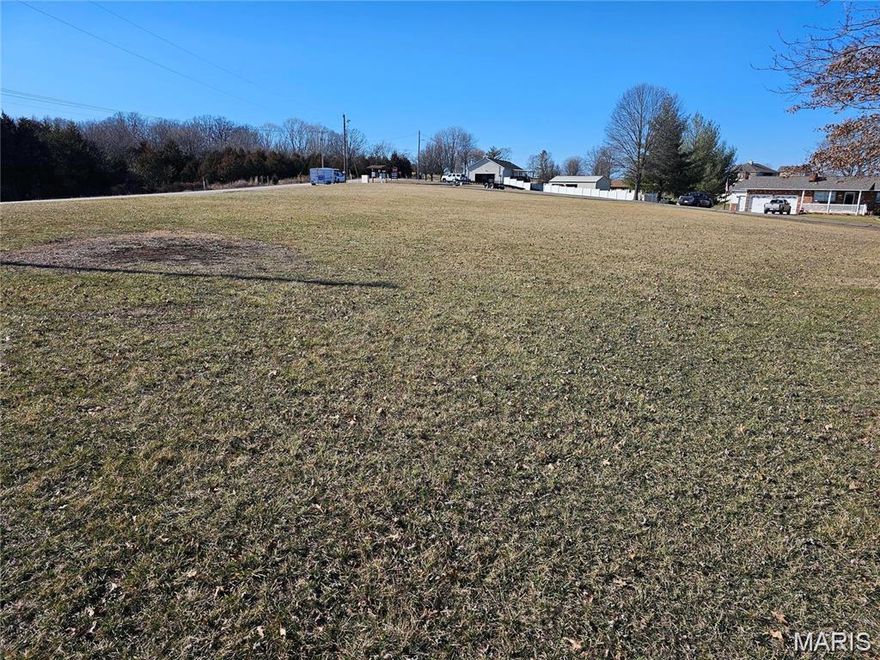 Build your dream home in a great location.  Great access to I-55, located just minutes away.  Nice level lot.  County water and electric available.  There are 2 entrances to this property on Garden drive and also on B Rd, could make for easy access in and out.  low yearly assessments and minimal building restrictions.  Located in a platted subdivision.  Beautiful place to build your new home!