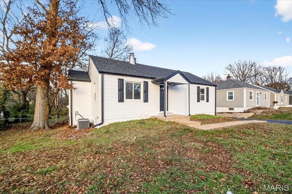 Photo of 10471 Canter Way, Overland, MO 63114 (MLS # 25080938)