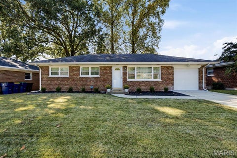 Photo of 8635 Villa Crest Drive, Crestwood, MO 63126 (MLS # 26069389)