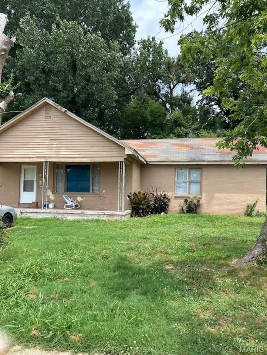 If you are looking for an investment property or a home that requires some TLC, this home is ready for your renovations.  Priced to sell quickly, schedule your viewing today!