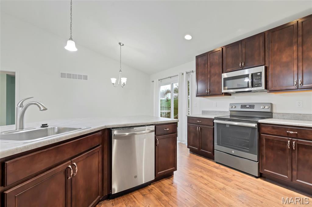 Eureka, Missouri 63025, United States, 2 Bedrooms Bedrooms, ,2 BathroomsBathrooms,Residential,Pending,105983