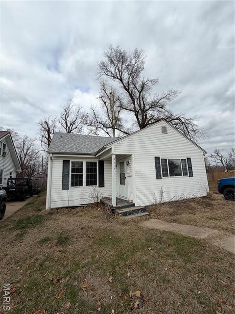 Photo of 712 E Gladys Street, Sikeston, MO 63801 (MLS # 25081964)
