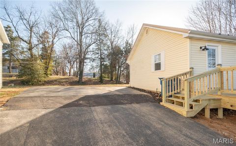 Tiny photo for 301 Cape Road, Bloomfield, MO 63825 (MLS # 26026521)