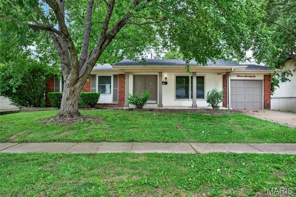 Photo of 1276 Springhurst Drive, Florissant, MO 63031 (MLS # 26032088)