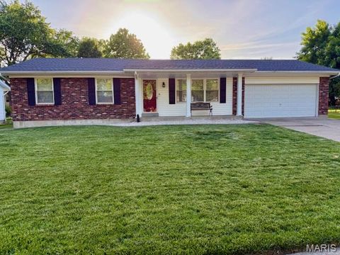 Photo of 6 El Perro Drive, St Peters, MO 63376 (MLS # 26031258)