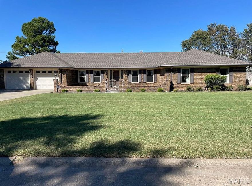 This home offers a great space for your family to feel at home. A large size family room, great for hanging out. A formal living room or dining room, breakfast room, 3 bedrooms, 2 and a half bathrooms. Nice kitchen with appliances. Gas fireplace. Covered patio / outdoor kitchen. Located in a small private neighborhood. Lot size 102.31X185.18