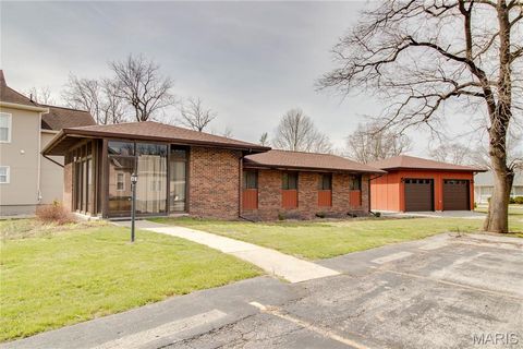 Photo of 238 N High Street, Carlinville, IL 62626 (MLS # 26016752)