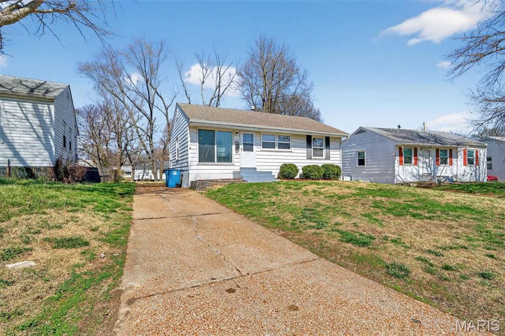 Photo of 325 Lancashire Road, St Louis, MO 63137 (MLS # 26017948)