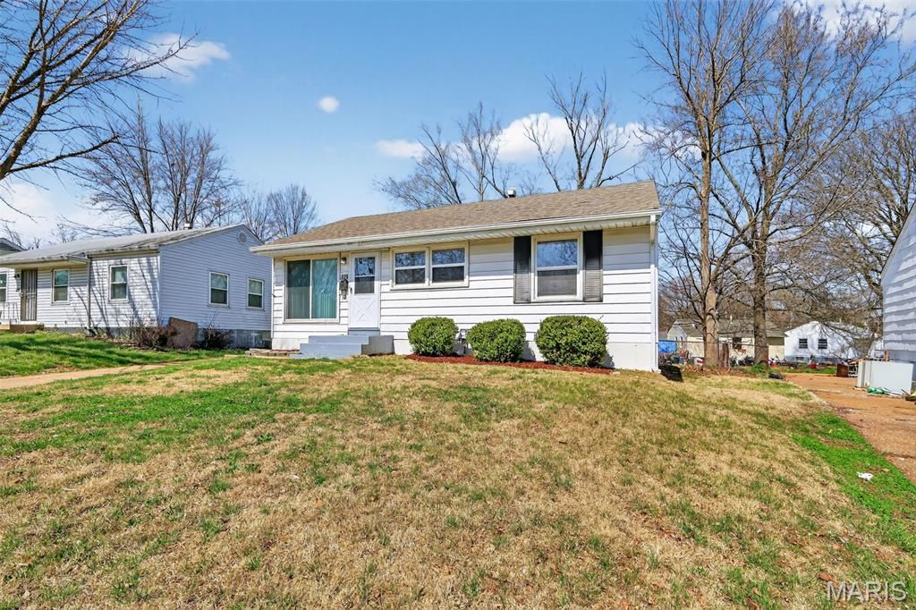 Photo of 325 Lancashire Road, St Louis, MO 63137 (MLS # 26017948)
