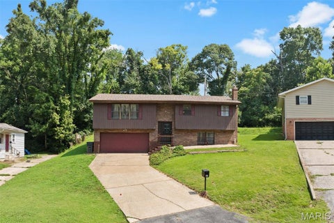 Photo of 27 Oakleigh Drive, Belleville, IL 62223 (MLS # 26045880)