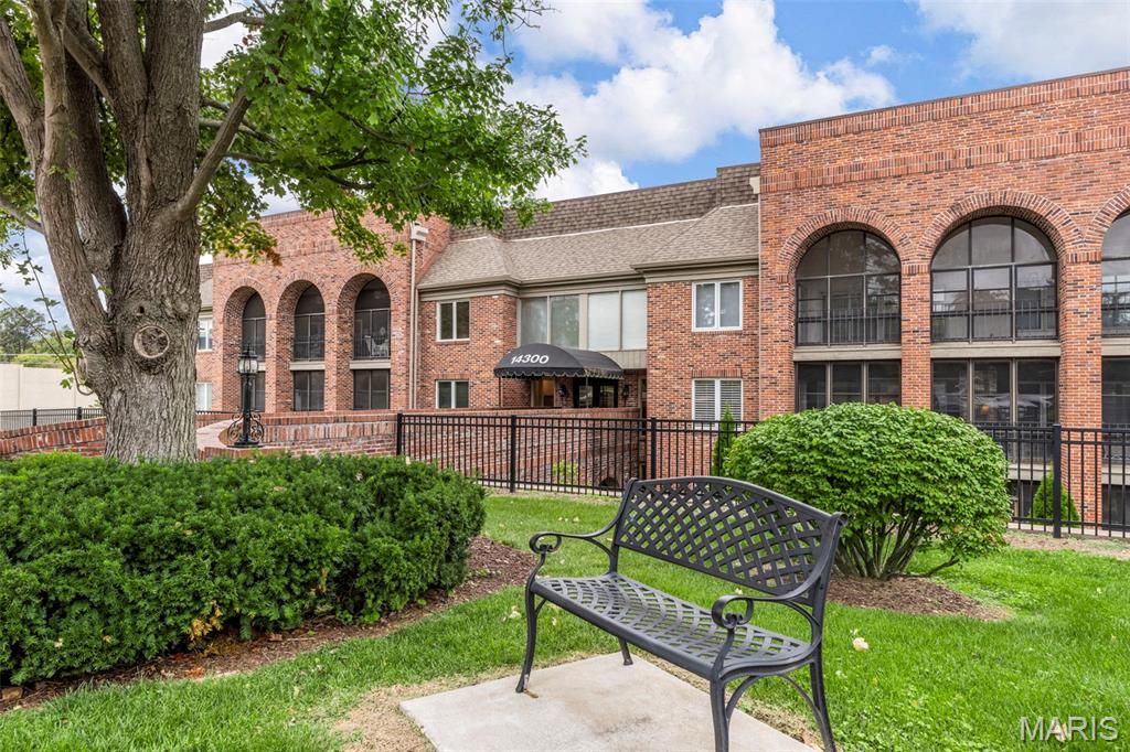 Photo of 14300 Conway Meadows Court #202, Chesterfield, MO 63017 (MLS # 26013113)