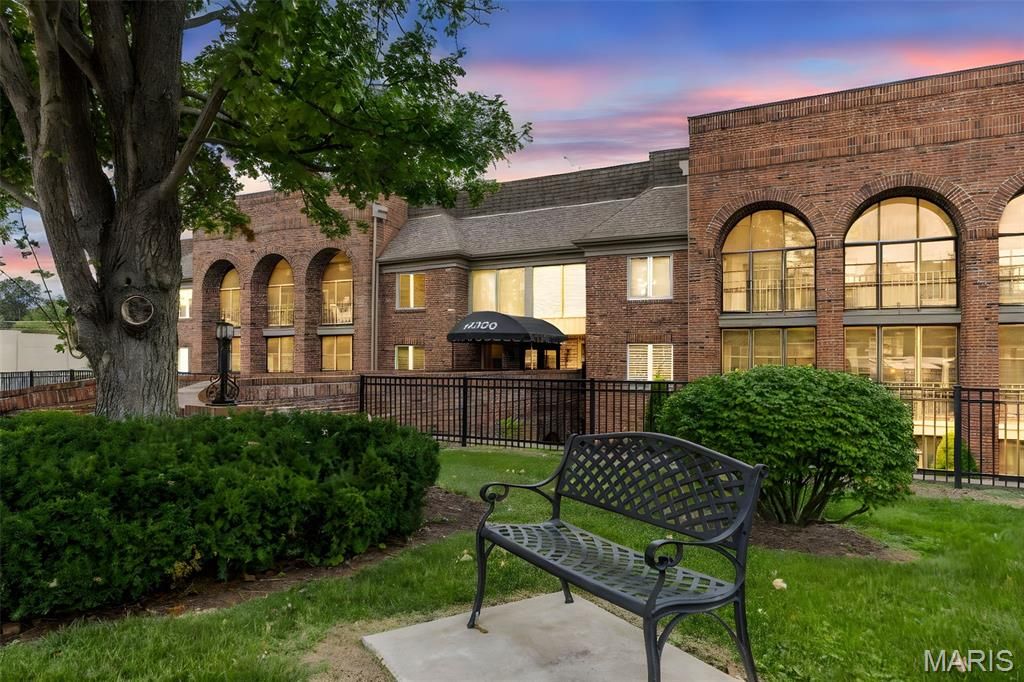 Photo of 14300 Conway Meadows Court #202, Chesterfield, MO 63017 (MLS # 26013113)