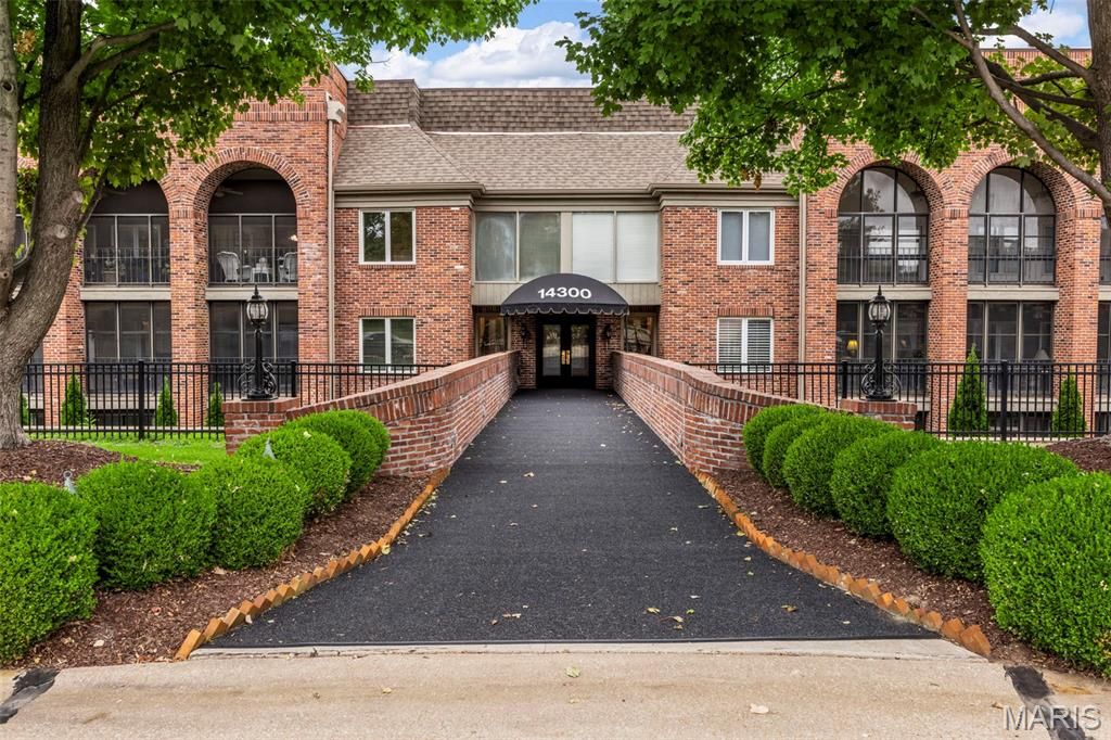 Photo of 14300 Conway Meadows Court #202, Chesterfield, MO 63017 (MLS # 26013113)