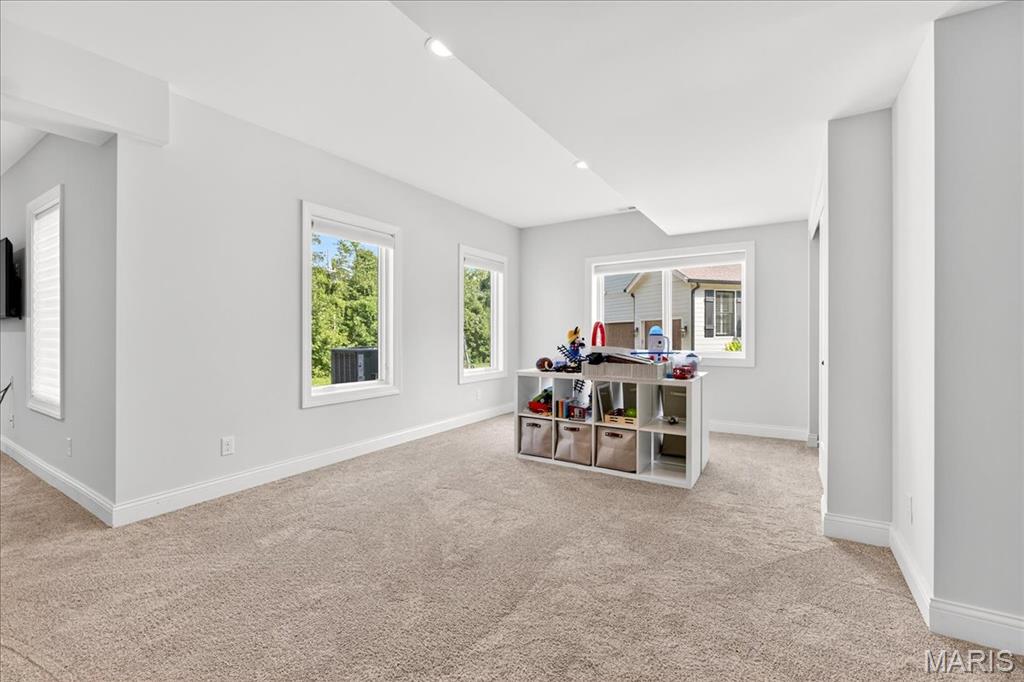 Des Peres, Missouri 63131, United States, 5 Bedrooms Bedrooms, ,5 BathroomsBathrooms,Residential,Active,195682