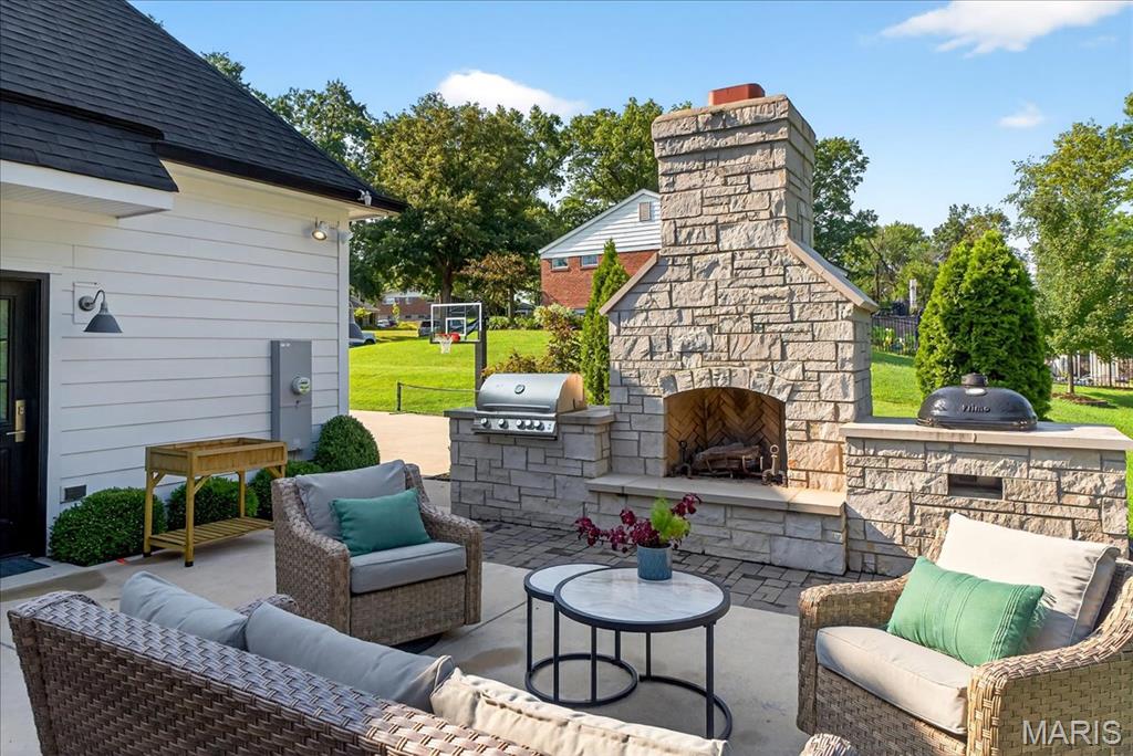 Des Peres, Missouri 63131, United States, 5 Bedrooms Bedrooms, ,5 BathroomsBathrooms,Residential,Active,195682