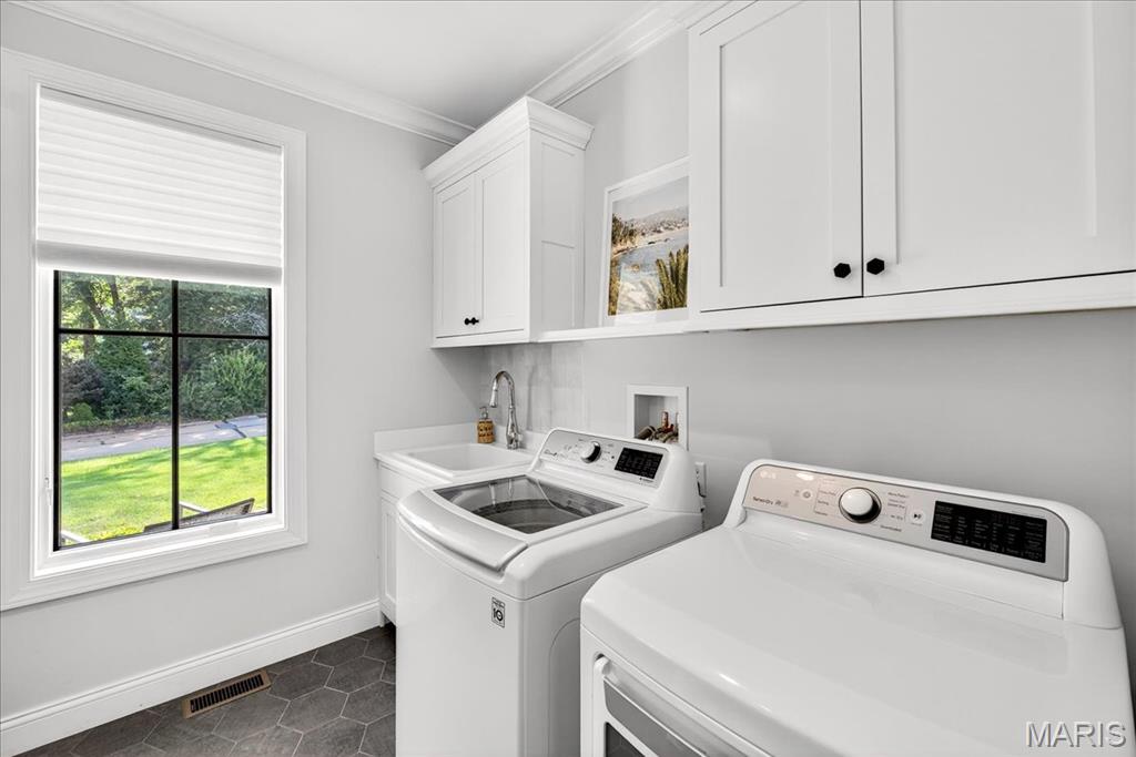 Des Peres, Missouri 63131, United States, 5 Bedrooms Bedrooms, ,5 BathroomsBathrooms,Residential,Active,195682