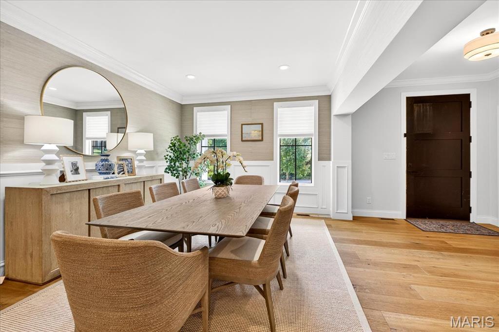 Des Peres, Missouri 63131, United States, 5 Bedrooms Bedrooms, ,5 BathroomsBathrooms,Residential,Active,195682