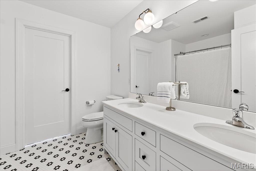 Des Peres, Missouri 63131, United States, 5 Bedrooms Bedrooms, ,5 BathroomsBathrooms,Residential,Active,195682