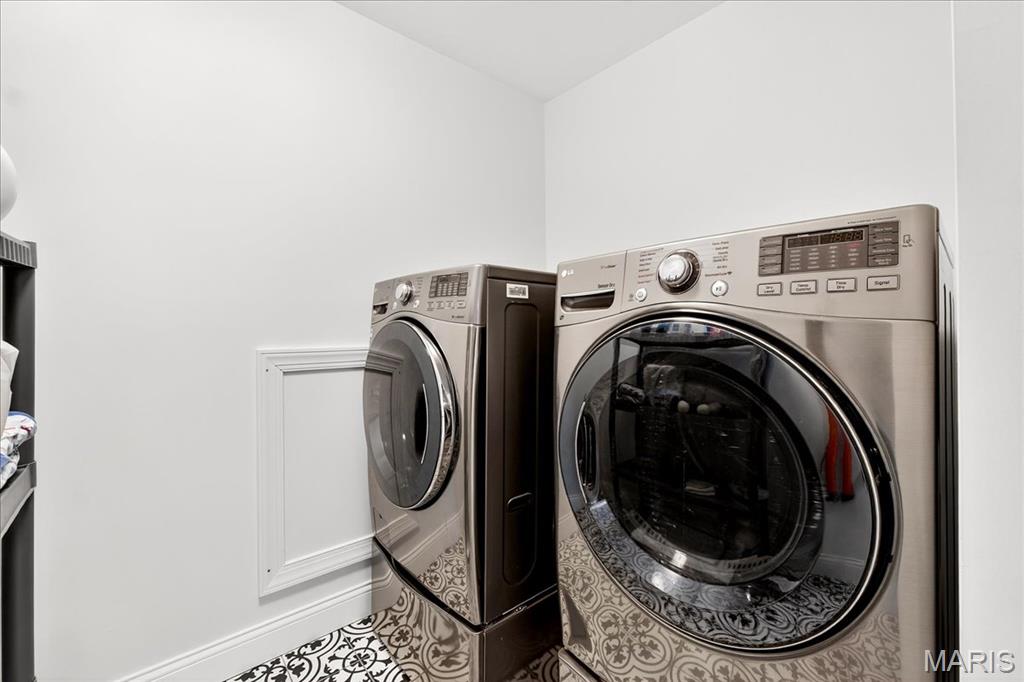 Des Peres, Missouri 63131, United States, 5 Bedrooms Bedrooms, ,5 BathroomsBathrooms,Residential,Active,195682