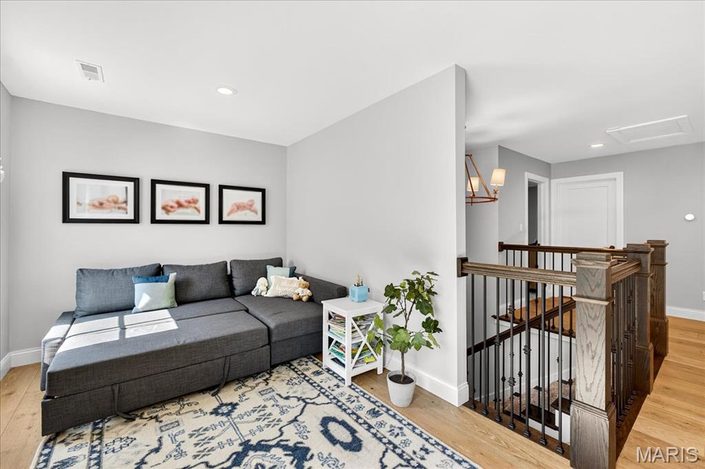 Des Peres, Missouri 63131, United States, 5 Bedrooms Bedrooms, ,5 BathroomsBathrooms,Residential,Active,195682